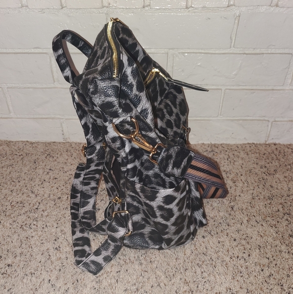 Black leopard backpack - Picture 5 of 6